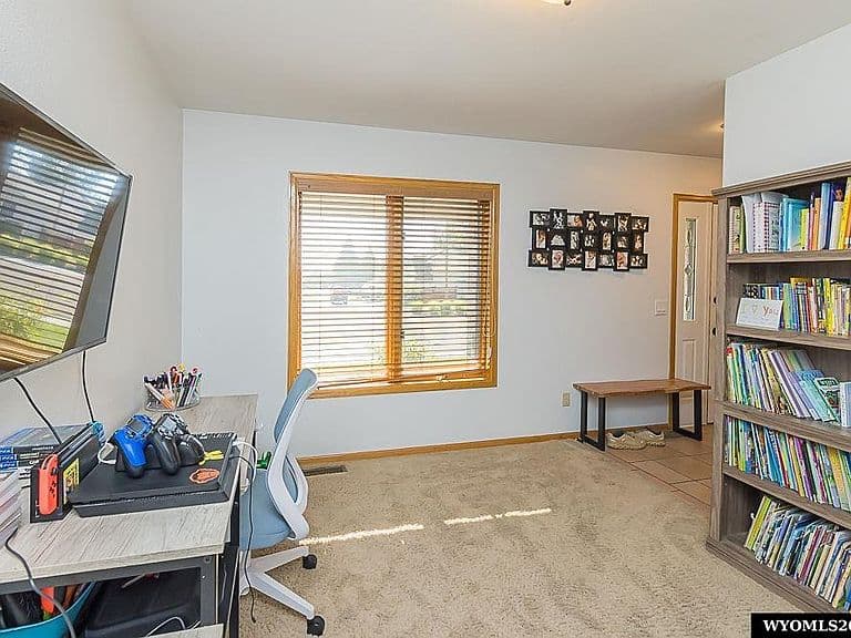 1004 Rosewood Dr photo 5