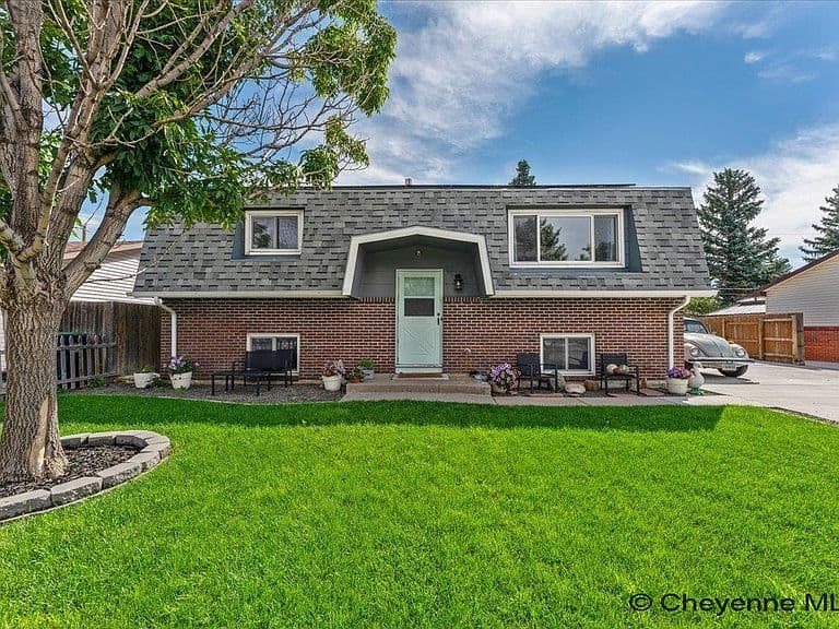 4729 Maple Way photo 1