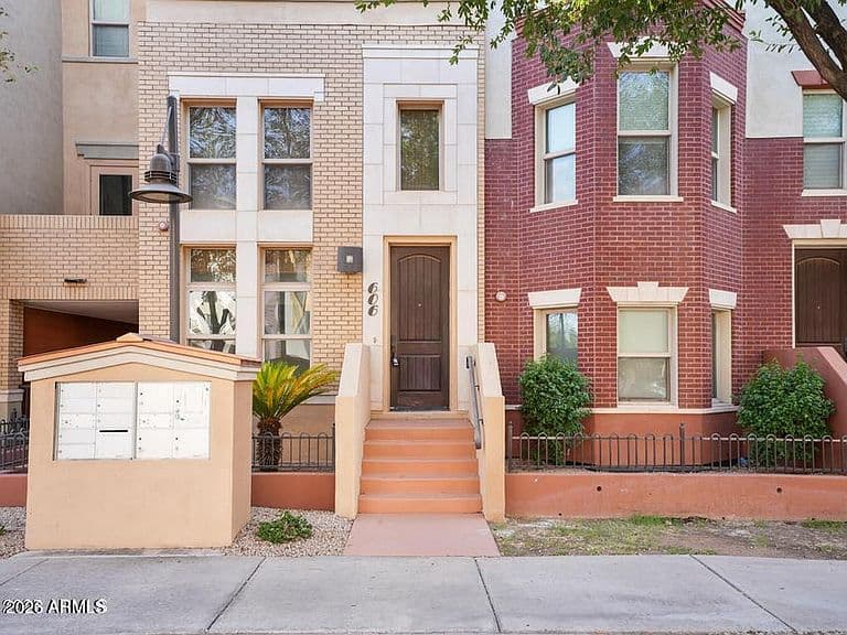 606 S WILSON Street photo 1