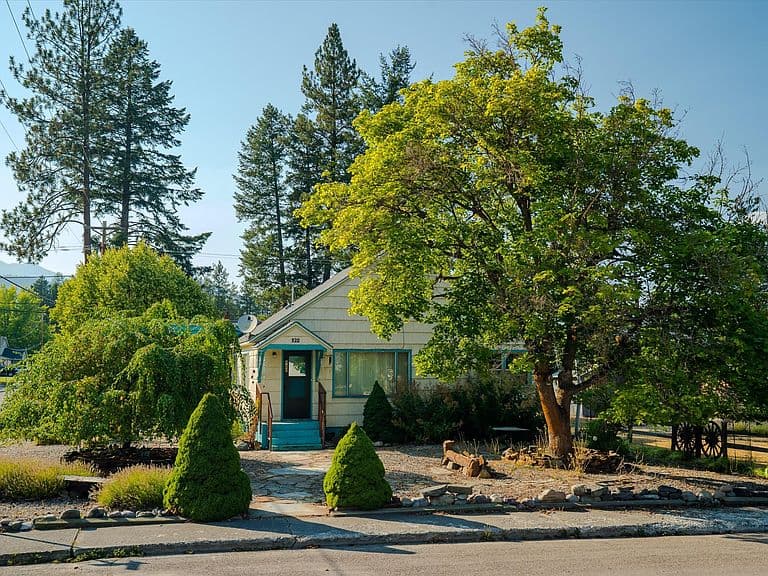 920 Main Ave photo 3