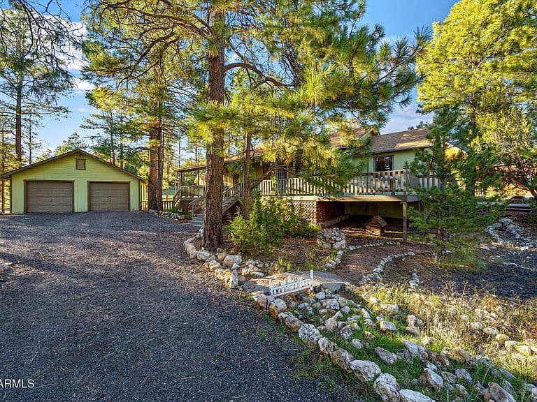 2240 EAGLE Lane photo 2