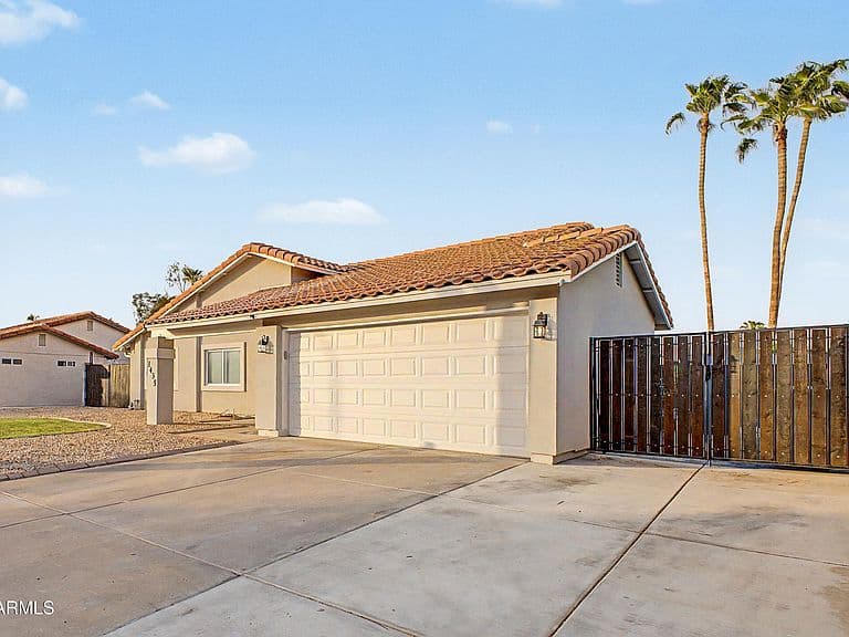 1435 N TAMARISK Drive photo 4