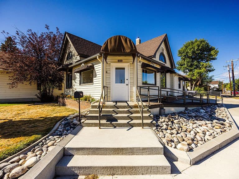 400 Coffeen Ave photo 1