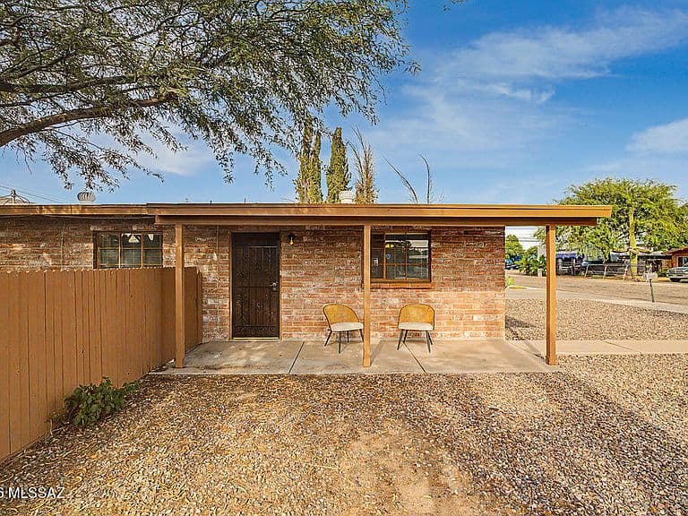 710 E Joan Pl photo 2