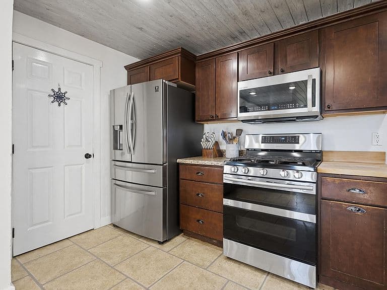 123 NW Lake Dr photo 5