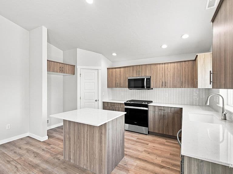12806 Ropers St photo 4