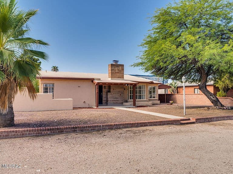2014 E Helen St photo 3