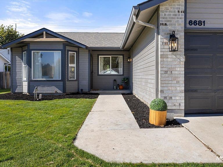 6681 N Amesbury Way photo 3