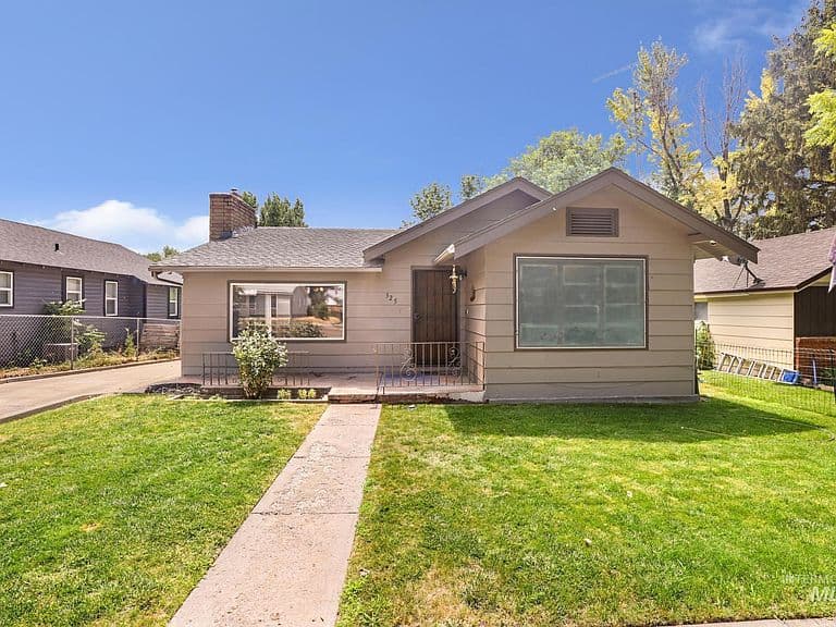 325 E Avenue D photo 1