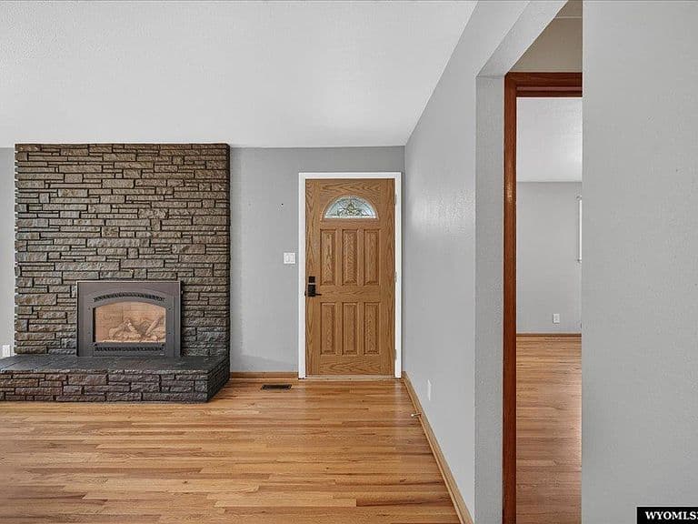 2275 S Poplar St photo 3