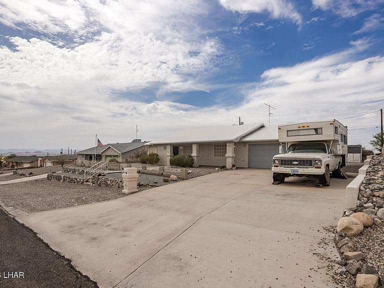 2585 Hacienda Pl photo 4