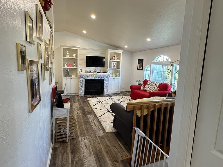 2312 E Oakmont Dr photo 3