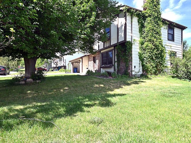 1993 Colonial Dr photo 2