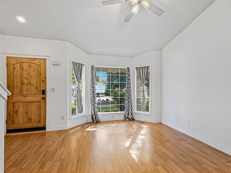 1087 S New Summer Ave photo 4