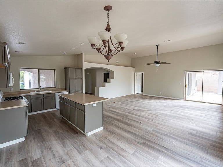 3952 E Packard Ave photo 3