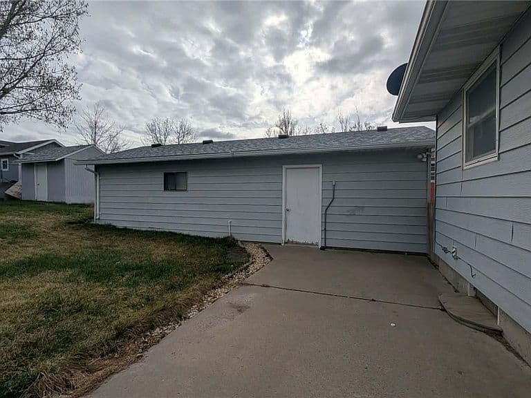 131 Maple Ave photo 4