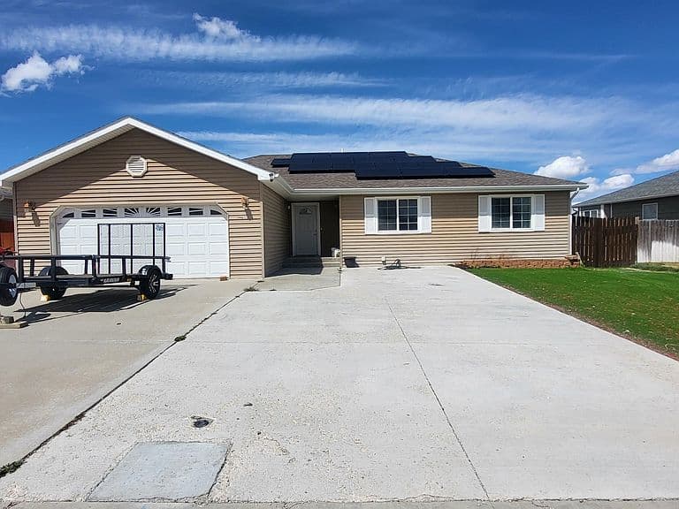 1527 Loch Tay Blvd photo 2