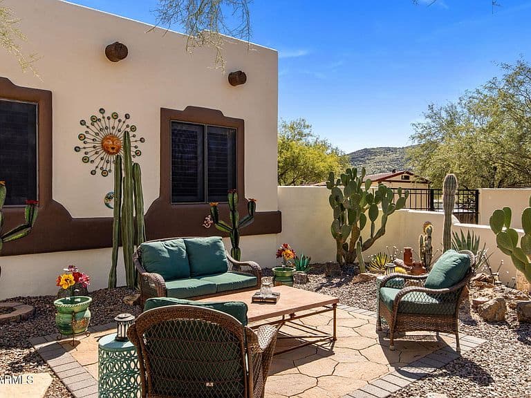 1113 E Johnson Road photo 3