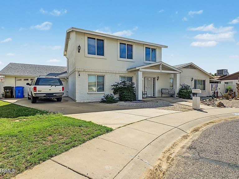 1911 W TARO Lane photo 2