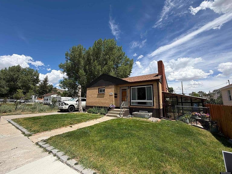 915 8th St photo 3