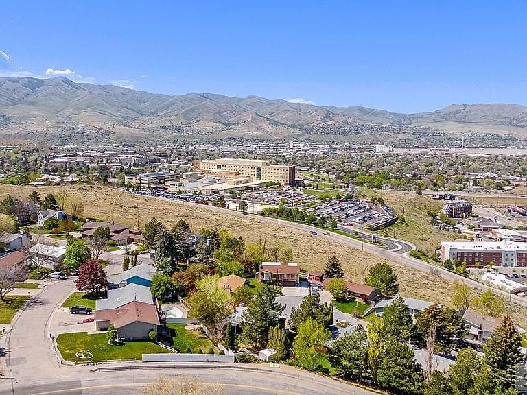 2515 Woodhill Way photo 4