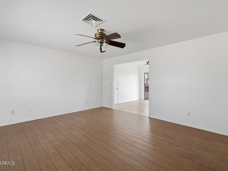 1126 W AUBURN Drive photo 4