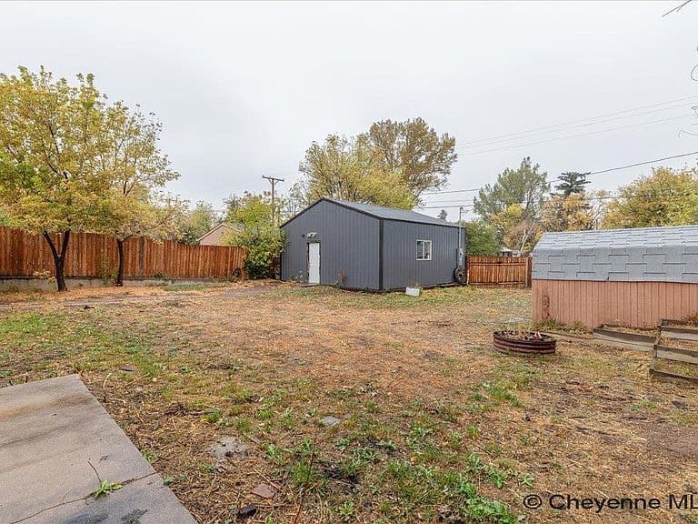 1924 E Pershing Blvd photo 5
