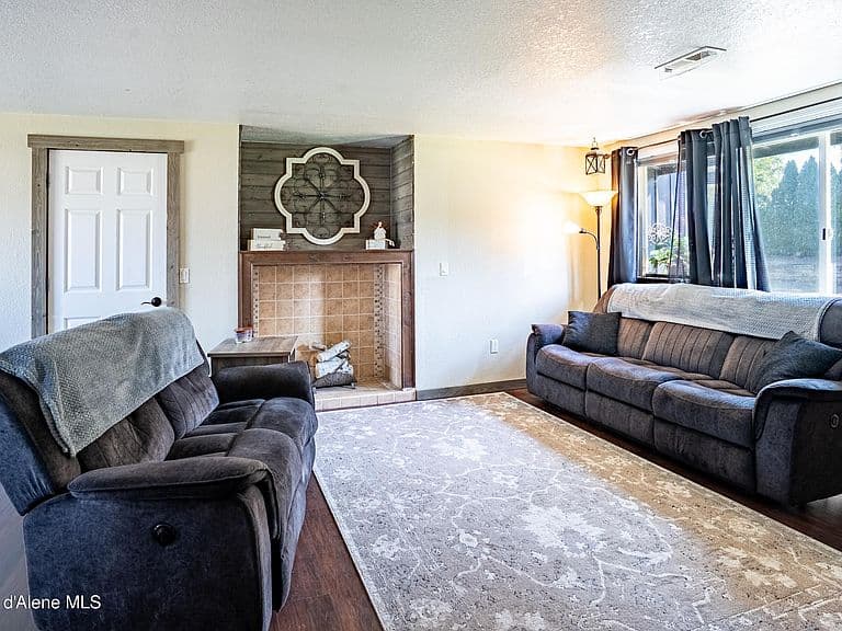 1515 E Park Ln photo 3