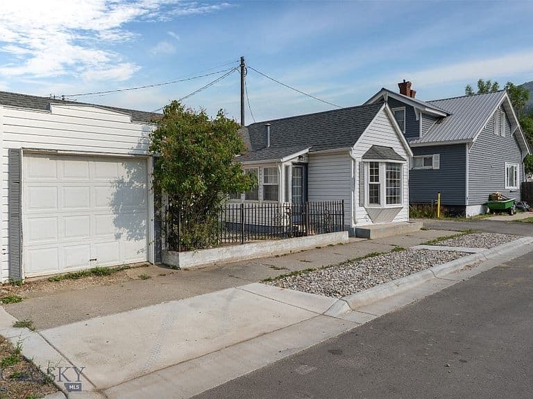 411 Ash St photo 2