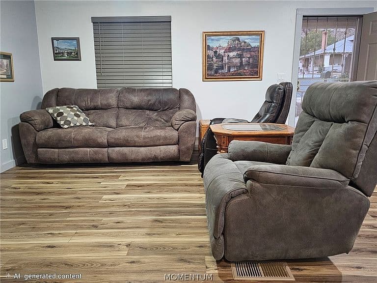 512 E Oak Street photo 2