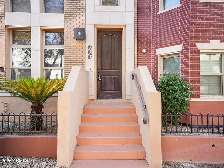 606 S WILSON Street photo 2