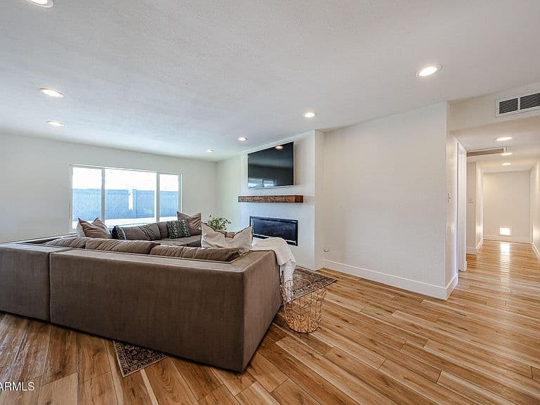 5209 E BECK Lane photo 4