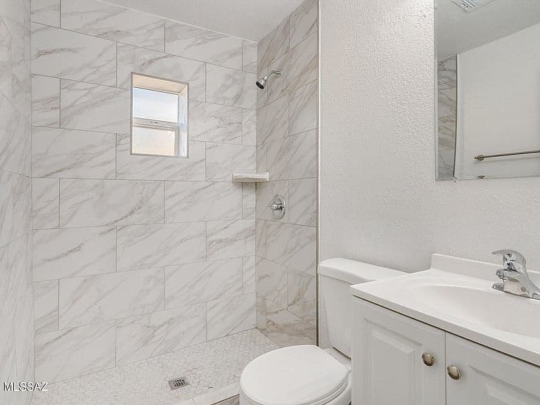 206 W 44th St photo 2