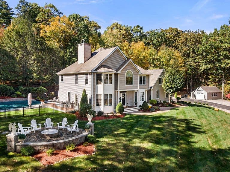 28 Scott Drive photo 1