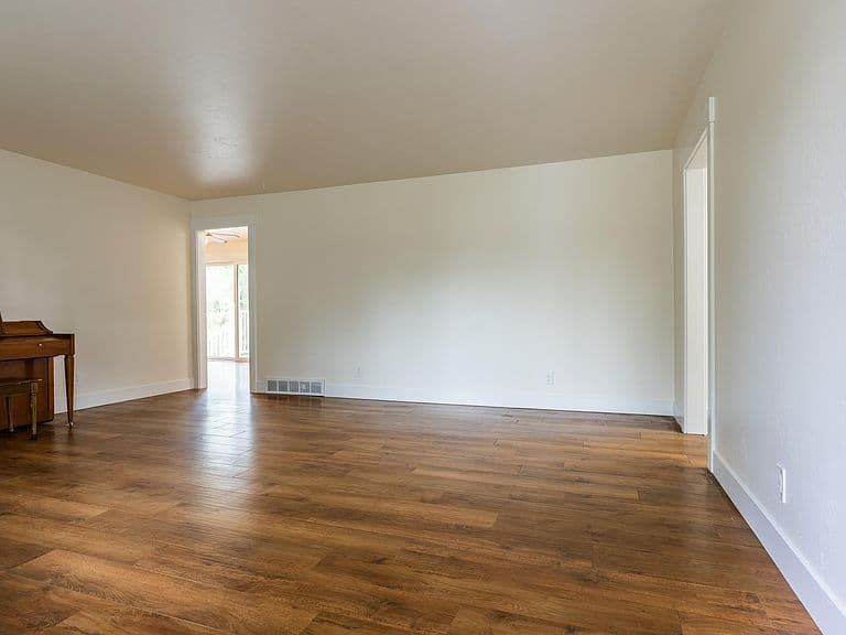 2213 Conant Dr photo 4