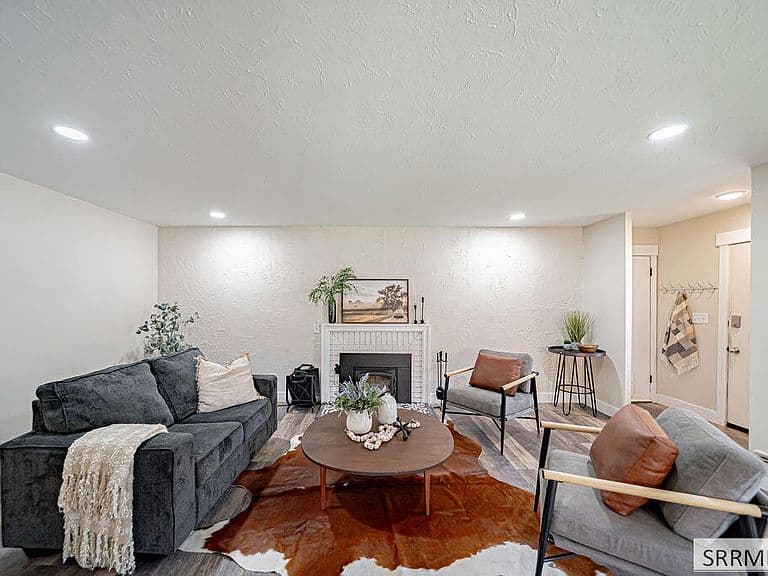 818 Maplewood Dr photo 4