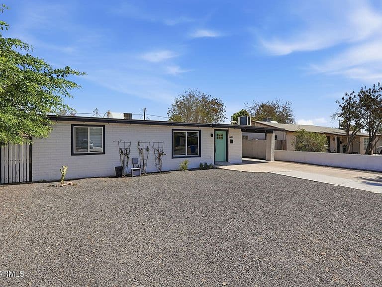 2230 W CAMBRIDGE Avenue photo 2