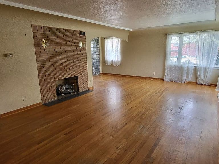 305 S Custer Ave photo 4