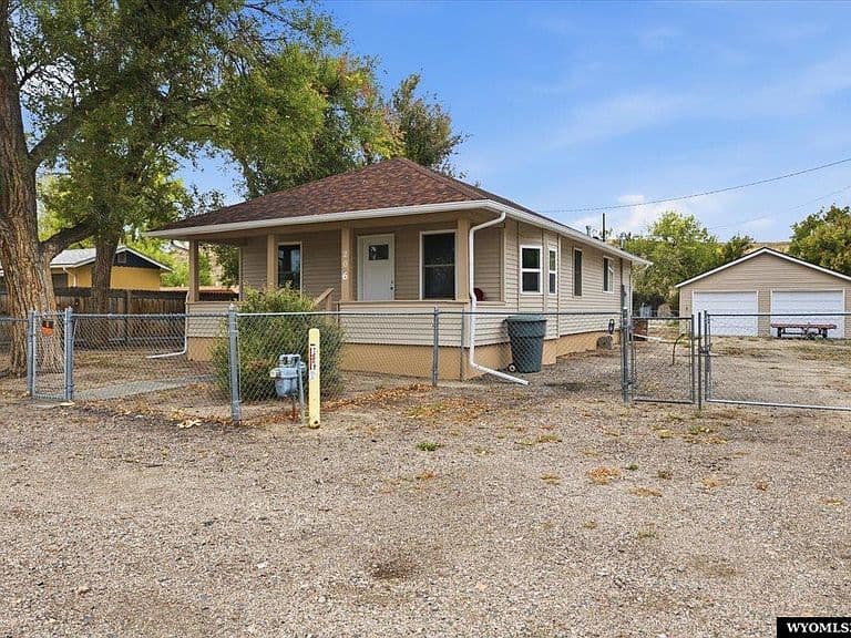 206 E M St photo 2