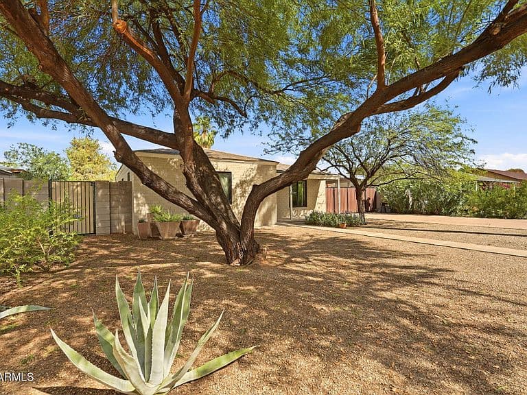 2508 E PINCHOT Avenue photo 4