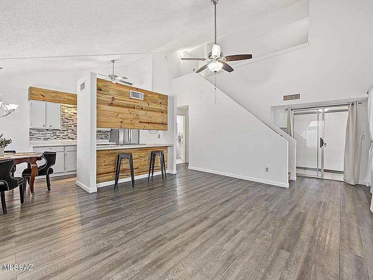 1127 W Roger Rd photo 1