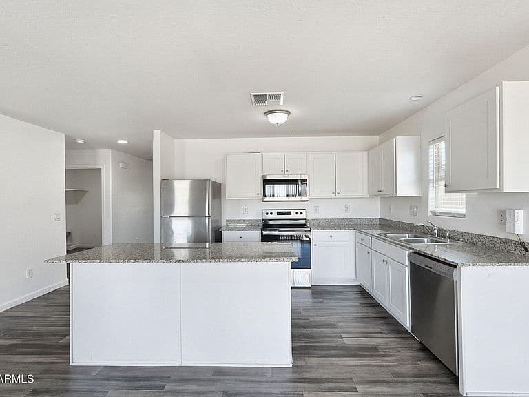 2024 E Velvet Place photo 3