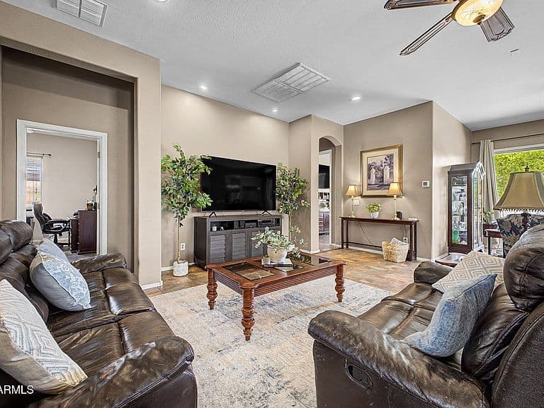 8602 W HELEN Lane photo 2