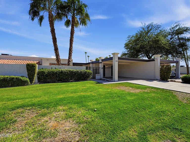 2905 W GLENDALE Avenue photo 1