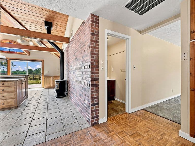 2 Hawk Ln photo 3