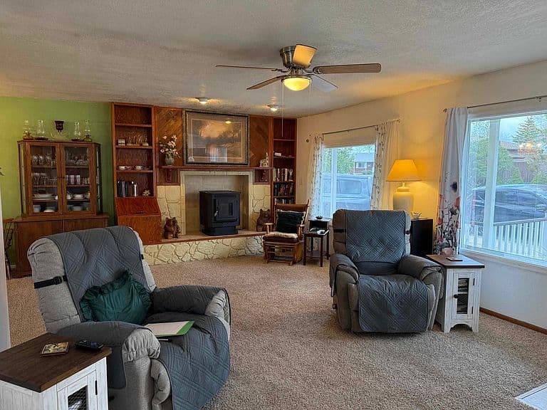 122 Topaz St photo 3