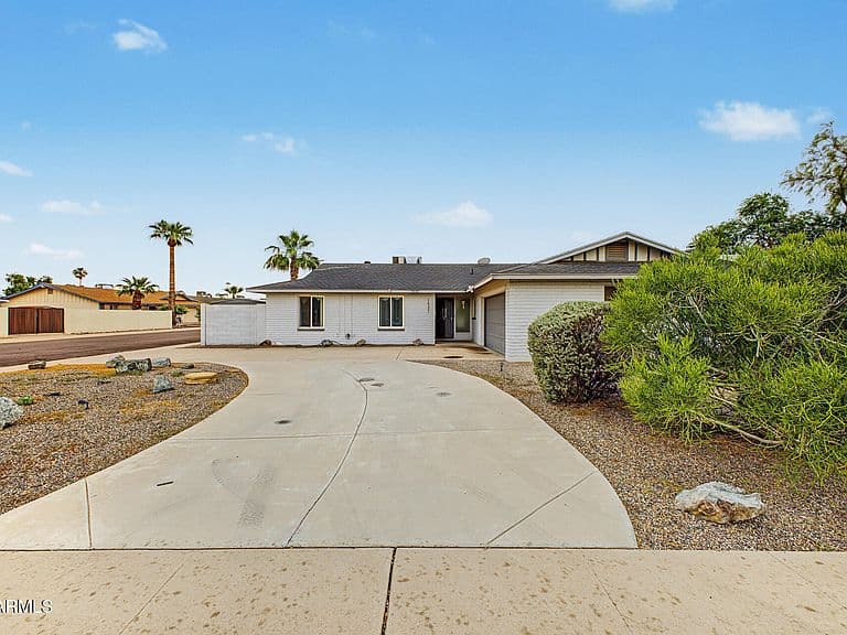 1537 E BISHOP Drive photo 1