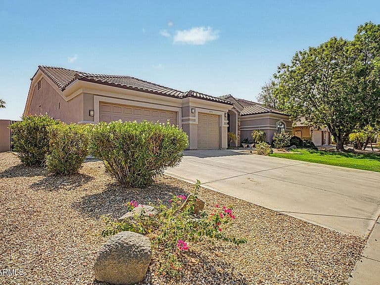 1095 N JAMAICA Court photo 3