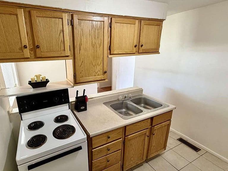 320 Lincoln St photo 4
