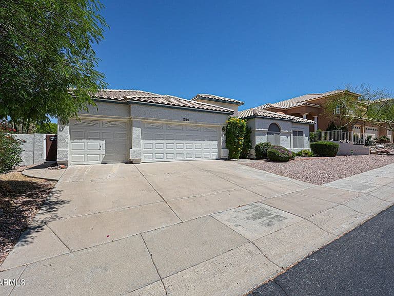 1330 E VOLTAIRE Avenue photo 2